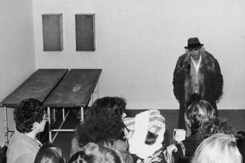 Der deutsche Künstler Joseph Beuys stellt seine Installation „Zeige Deine Wunde“ in der Städtischen Galerie Im Lenbachhaus, München (1977).