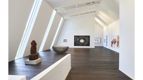 Zeitgenössische Kunst im romanischen Bau Zeitgenössische Kunst im romanischen Bau