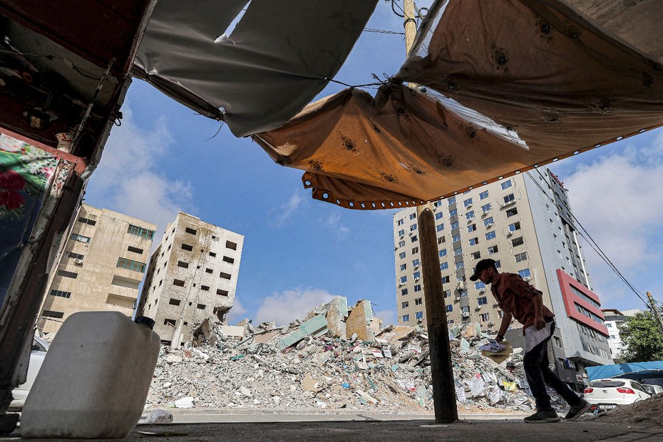 Ein Palästinenser vor den Trümmern eines Gebäudes, das während der Unruhen zwischen der Hamas und Israel im Mai 2021  in al-Rimal in Gaza-Stadt zerstört wurde.