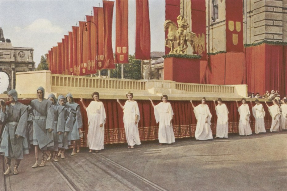 „2000 Jahre Deutsche Kultur“, München, 1937: Mit dem Großmodell der „Zeppelinfeld“-Tribüne endete der Festzug „2000 Jahre Deutsche Kultur“ am „Tag der Deutschen Kunst“ in München im Juli 1938