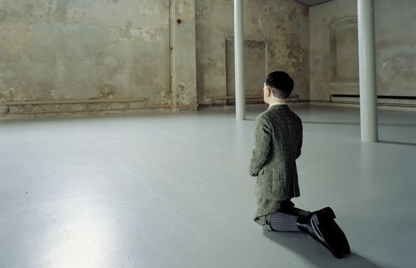 Das Ausstellungswerk „Him“ von Maurizio Cattelans zeigt die Figur Adolf Hitlers auf dem Boden kniend.