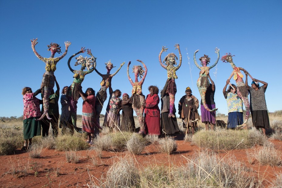 Künstler*innen der Tjanpi Desert Weavers lassen ihre tjanpi Schwestern fliegen, Papulankutja, West-Australien, 2015