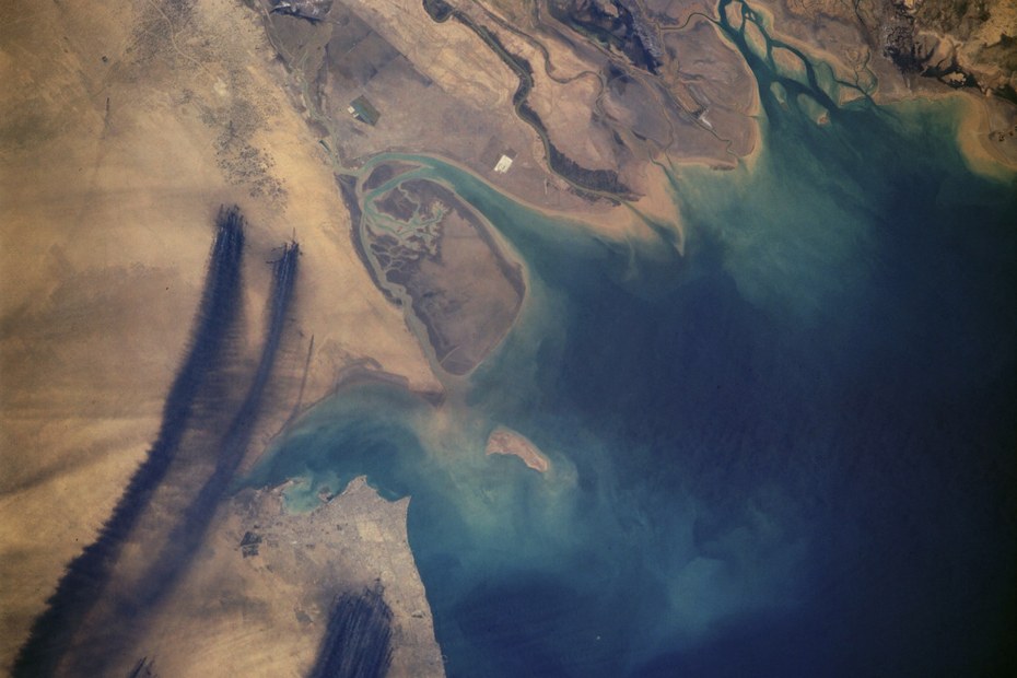 Eine Aufnahme der NASA aus dem All zeigt brennende Ölquellen in Kuwait