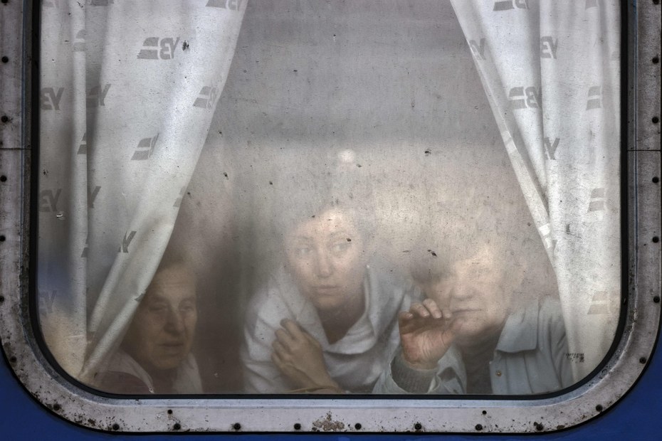 Frauen winken ihren Verwandten im Hauptbahnhof von Slowjansk (in der Region Donbass) zum Abschied zu.