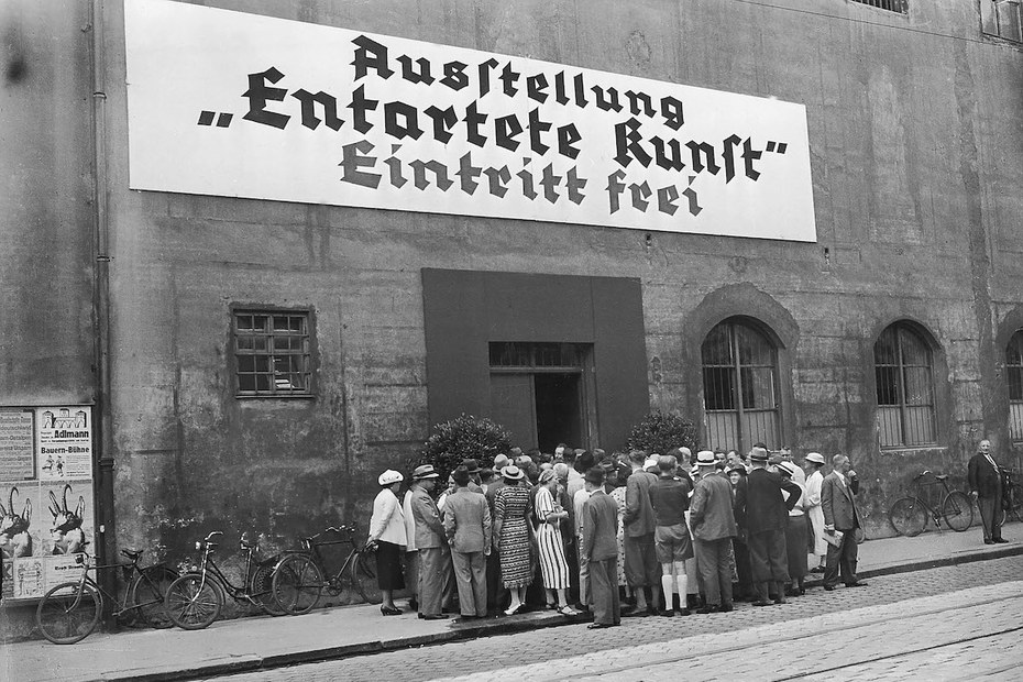 Aussenaufnahme der Ausstellung „Entartete Kunst“, München 1937