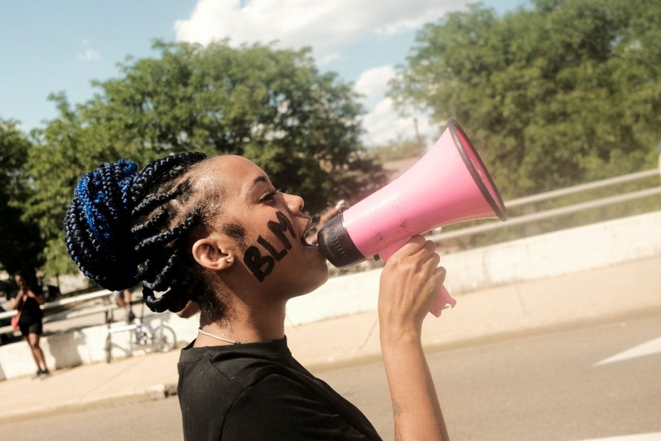 Eine Demonstrantin im Rahmen der Black Lives Matter-Proteste nach dem Mord an Jayland Walker im Juli 2022