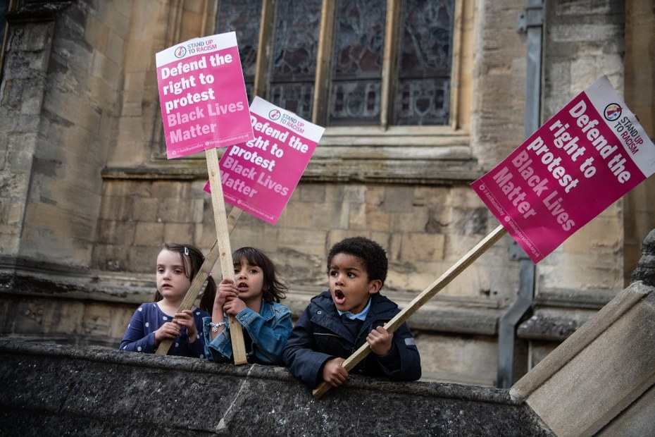 Kinder halten Schilder während einer Demonstration in Oxford nach dem Mord an George Floyd am 25. Mai 2020 in Minneapolis, USA.