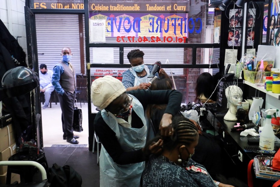 Ein Mann schaut in einen Friseur-Salon auf der Passage Brady in Paris
