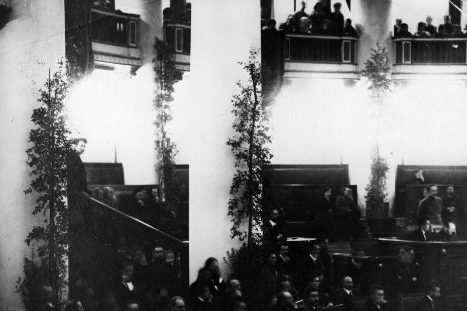 Blick auf die Logen der Minister in der Konstituierenden Versammlung im im Taurischen Palais. Anwesend sind u.a. Wladimir Iljitsch Lenin und Alexandra Kollontai.