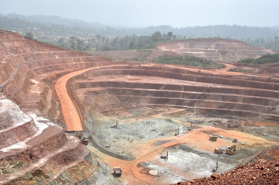 Bild einer Goldmine in Agbaou (Elfenbeinküste): Nach drei Jahren des Konflikts und nach massivem Verlust ihrer Ländereien unterzeichneten die Bewohner im Jahr 2017 ein Abkommen mit den kanadischen Betreibern der Mine