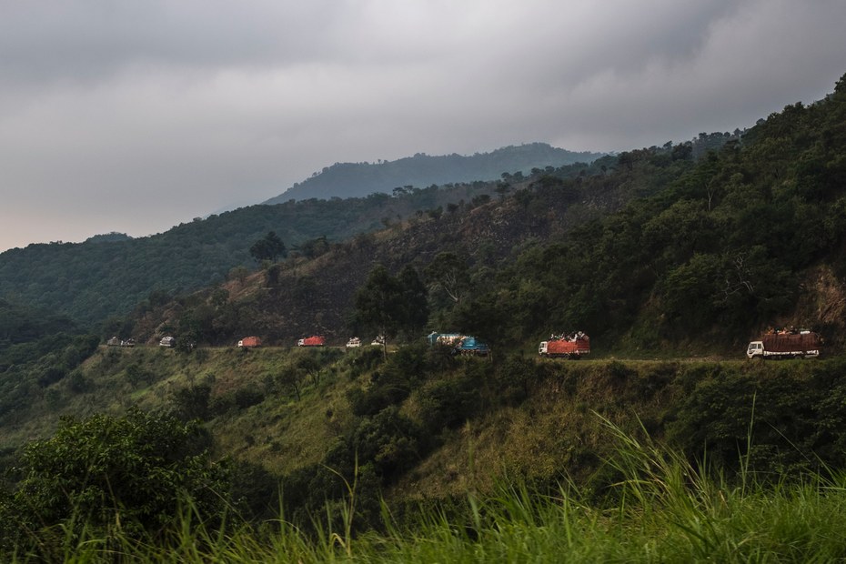 Die auf dem Bild gezeigten Lastwagen sind Teil des Konvois der kongolesischen Armee, der seit 2016 durch den Nationalpark Virunga patroulliert, um die Sicherheit der Zivilbevölkerung angesichts einer Welle von Entführungen zwischen den Dörfern Kiwanja und Kanyabayonga im Südosten der Provinz Nord-Kivu zu gewährleisten.