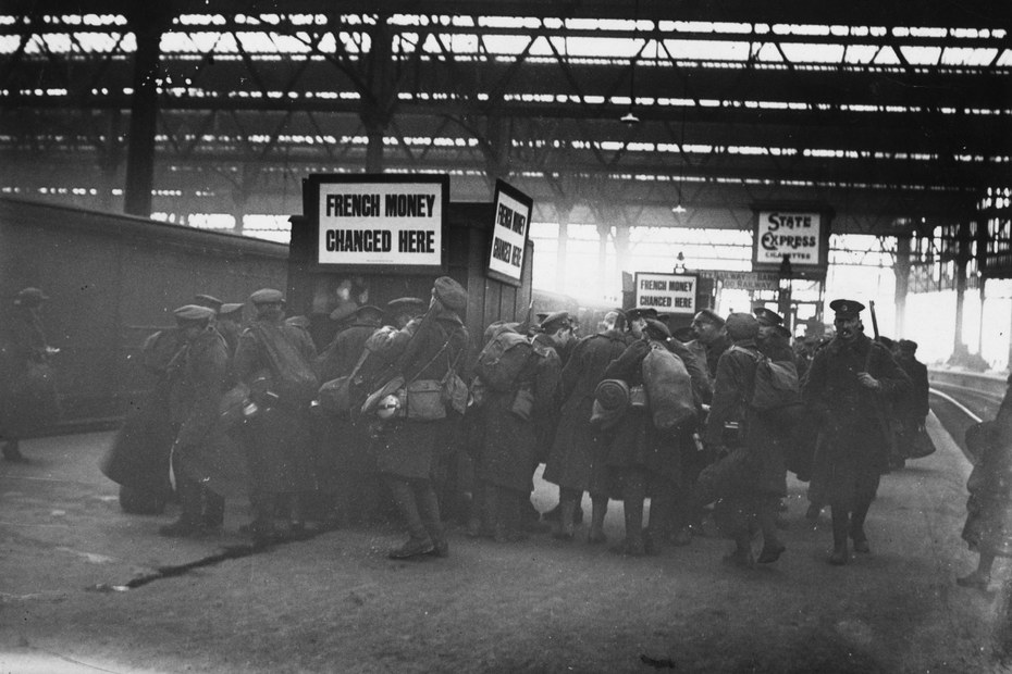 1919: Britische Soldaten tauschen Geld in Waterloo Railway Station