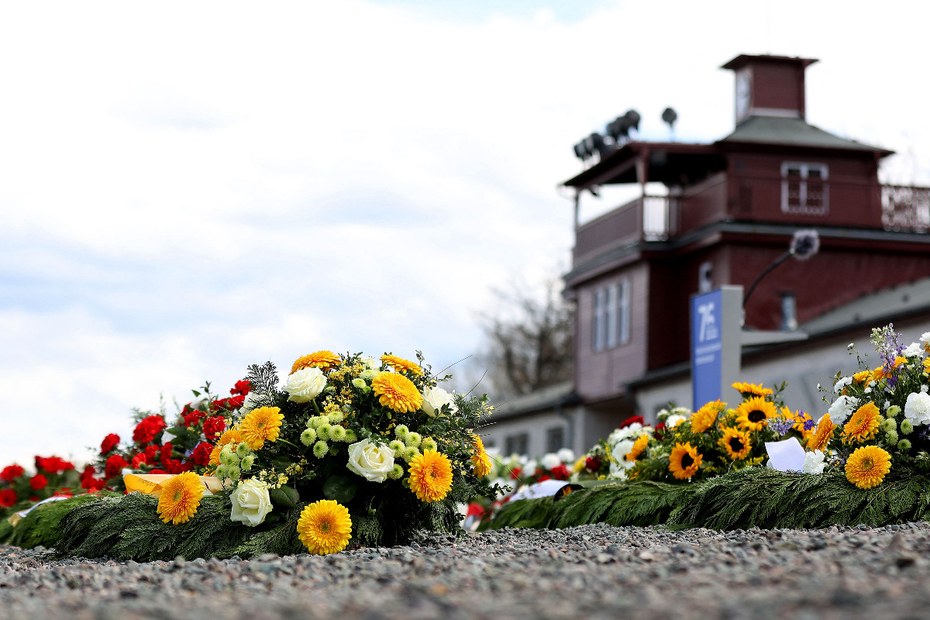 Blumen in Gedenken an die Opfer vor dem Konzentrationslager Buchenwald.