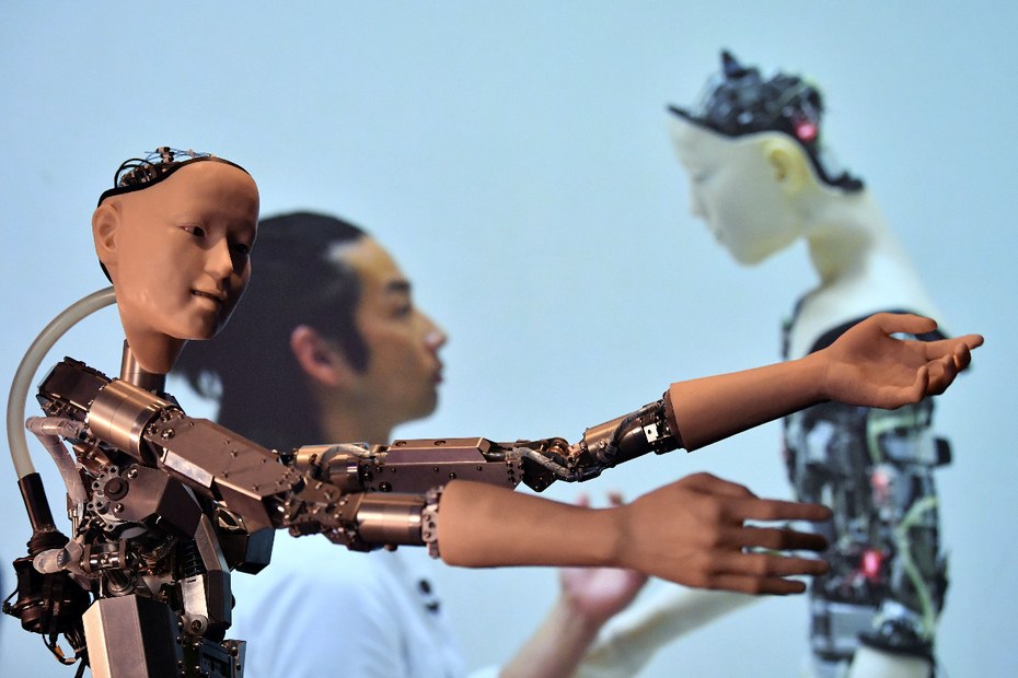 Ein KI-Roboter mit menschlichem Gesicht im Rahmen der Ausstellung "A(rtificial) I(ntelligence): More than Human" im Barbican Centre in London, 2019.