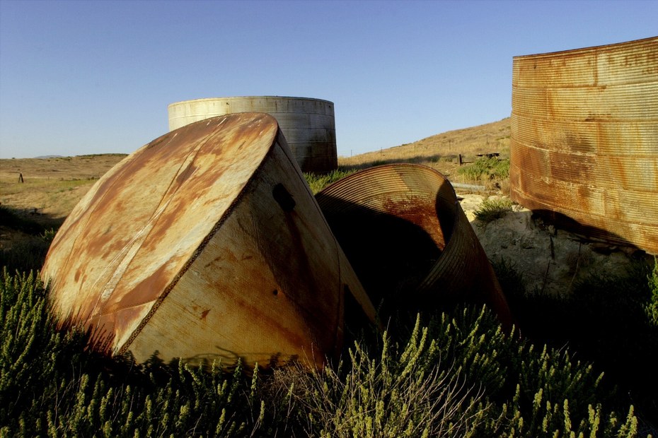 Im Carrizo Plain National Monument (Kalifornien) bleiben alte, verfallene Speicherstrukturen aus vergangenen Zeiten zum Wohle der schwindenden Fledermauspopulationen stehen, um den letzten großen Teil des ursprünglichen Bestands an Grasland zu erhalten.