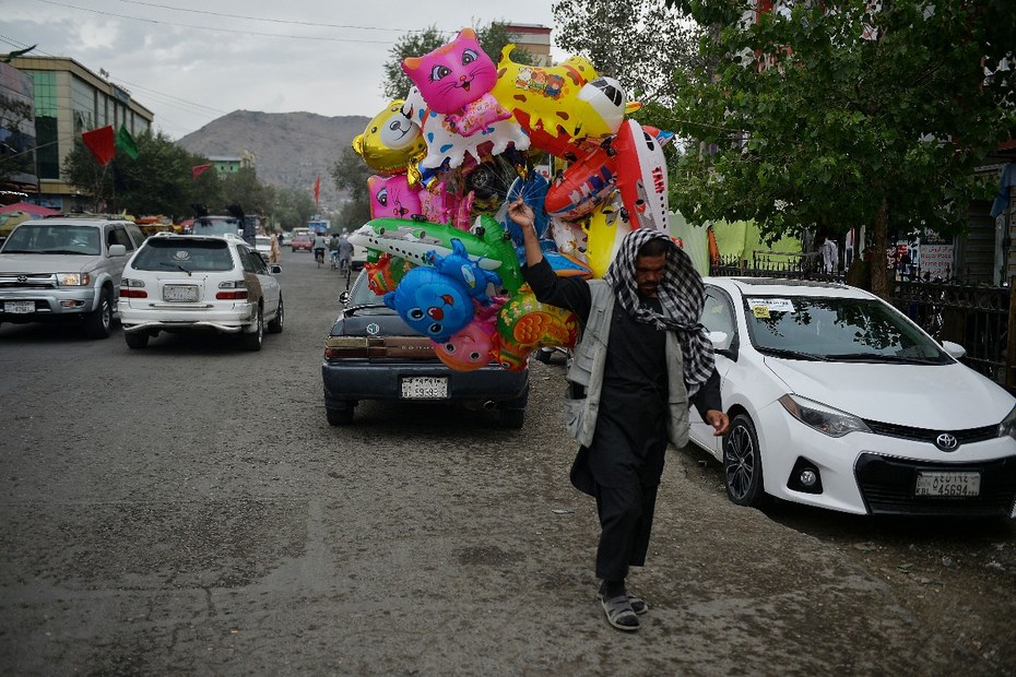 Ein Ballonverkäufer geht am 31. August 2021 durch eine Straße in Kabul, Afghanistan.