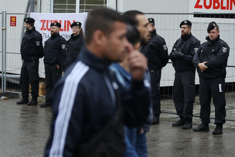 Die Polizei beobachtet die Ankunft von Trauernden zur Beerdigung eines Angehörigen eines arabischen Clans, 2018 in Berlin