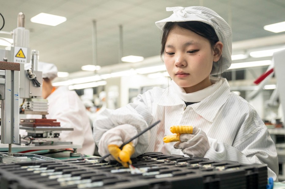 Arbeiterin in einer Lithium-Fabrik in China: Von hier bezieht die EU einen Großteil ihrer Lithium-Ionen-Batterien
