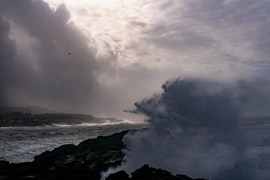 Wellen türmen sich an einer Küste in Oregon im Nordwesten der USA  auf.