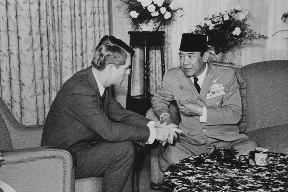 1964: US-Justizminister Robert F. Kennedy und Achmed Sukarno bei einem Treffen in Tokyo