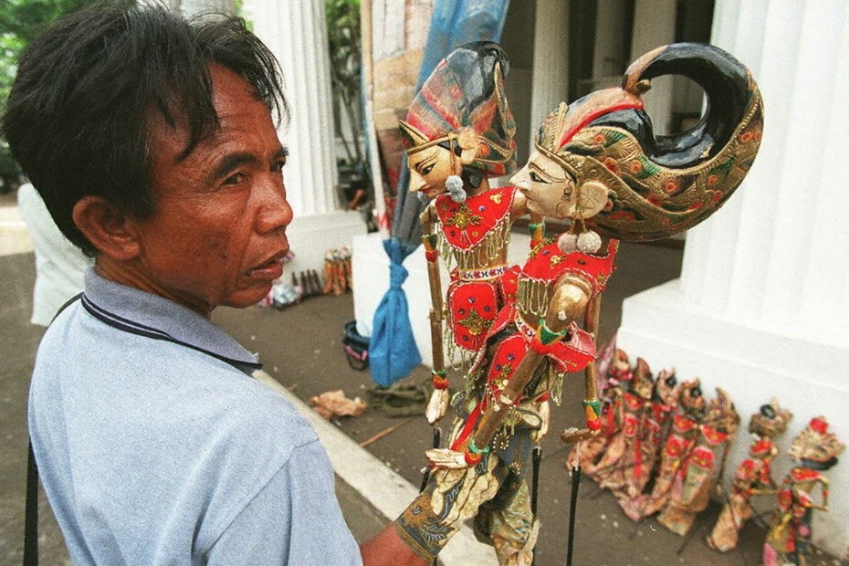 Ein Land voller Tradition: Ein Mann präsentiert seine „Wayang Golek“-Puppen