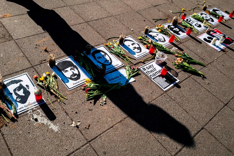 Bilder in Gedenken der neun Opfer des rechtsextremistischen Terrorakts, den Tobias R. am 19. Februar 2020 in Hanau begang