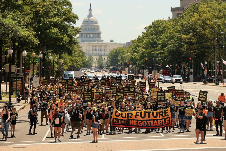 Junge Klimaaktivist*innen demonstrieren in Washington für einen Green New Deal
