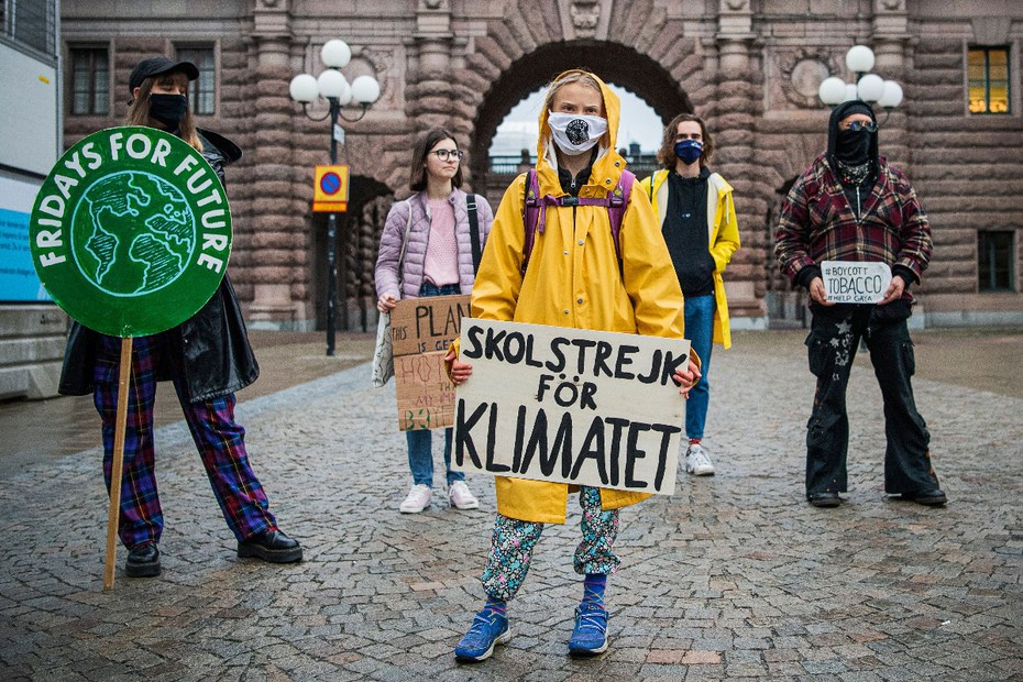 Die schwedische Klimaaktivistin Greta Thunberg mit Demonstrierenden während einer Fridays-For-Future-Demonstration vor dem schwedischen Parlament Riksdagen in Stockholm, 9. Oktober 2020.