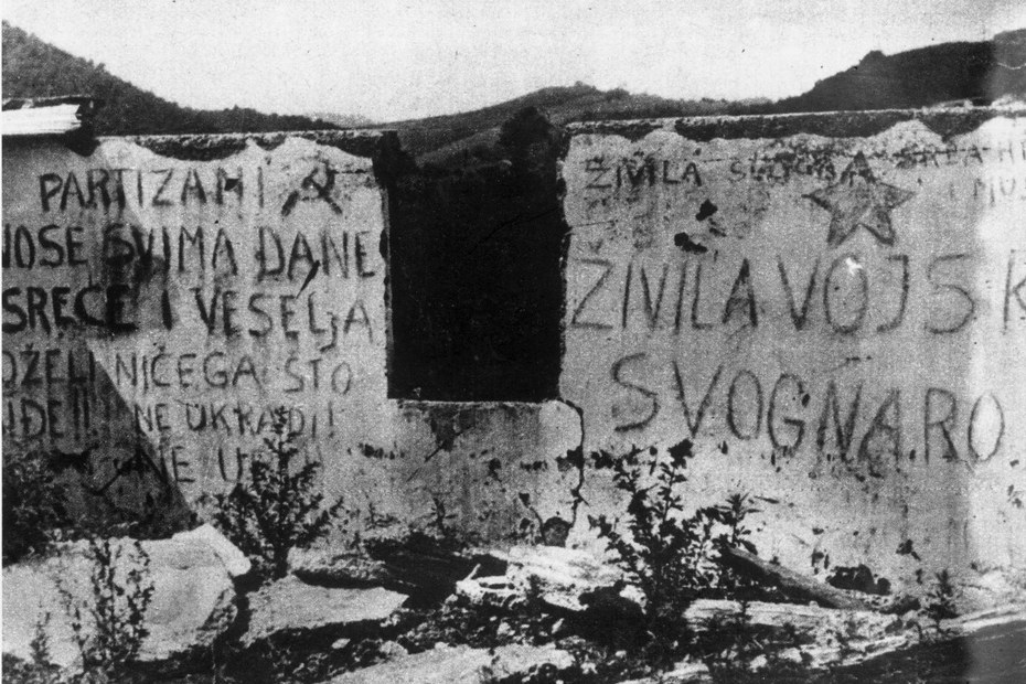 Auf eine Mauer gekritzelte kroatische Parolen fordern die Jugoslawen auf, Widerstand gegen die Deutschen zu organisieren (1943).