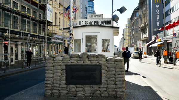 Blick auf den historischen Checkpoint Charlie mit Wachhaus im Berliner Bezirk Mitte – einst Grenzübergang zwischen Ost- und West-Berlin Ein Buch, das Debatten prägt