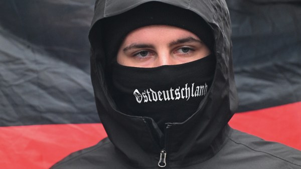 Rechter Demonstrant mit bei einer Kundgebung nahe Berlin-Ostkreuz am 14. Dezember 2024 Gespräch über den Osten