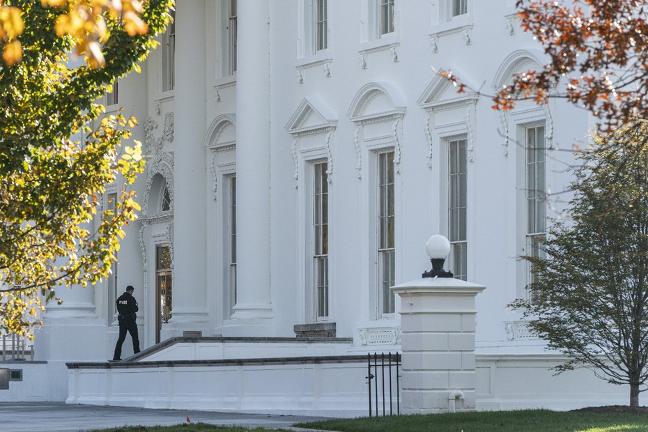 Ein Secret-Service-Offizier patrouilliert vor dem Weißen Haus in Washington D.C., USA