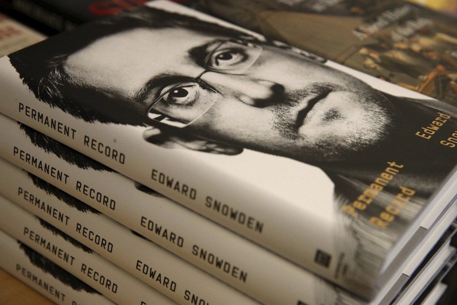 Die Biografie des Whistleblowers Edward Snowden in einer Fensterauslage in Kalifornien, USA. Das US-Justizministerium hat Klage gegen Snowden, einen ehemaligen Mitarbeiter der Central Intelligence Agency und Auftragnehmer der National Security Agency, eingereicht, weil das Buch angeblich gegen Geheimhaltungsvereinbarungen verstößt