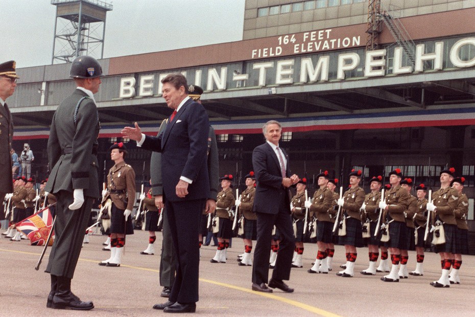 US-Präsident Ronald Reagan, begutachtet die Ehrengarde des Royal Regiment of Scotland am 12. Juni 1987 nach seiner Landung auf dem Flughafen Berlin-Tempelhof.