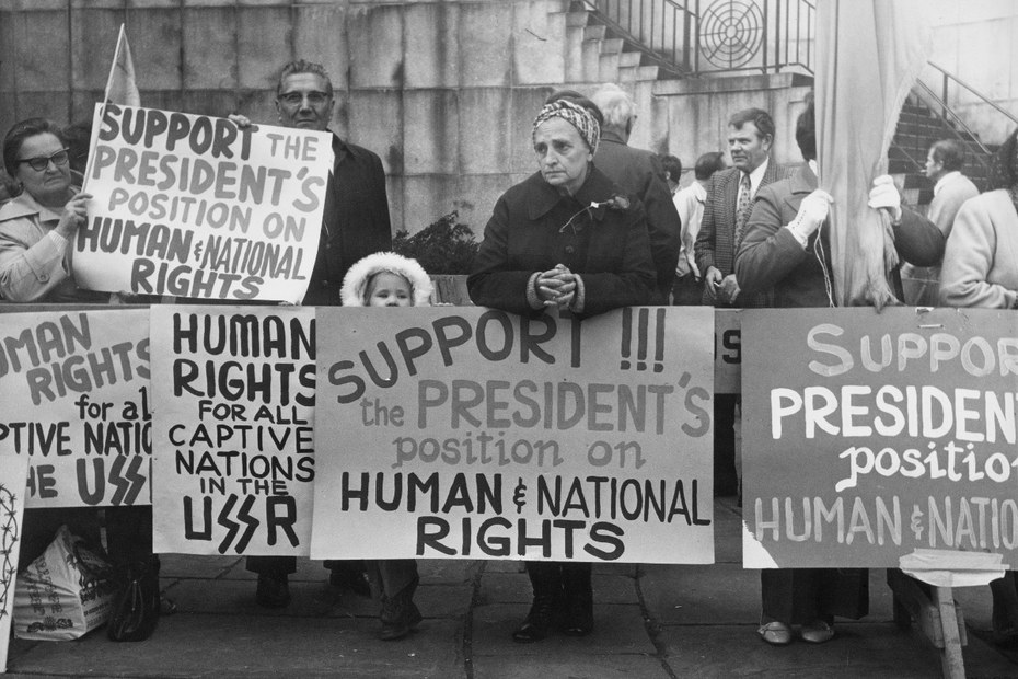 Demonstrant*innen während einer Demonstration zur Verbesserung der Menschenrechtslage in der Sowjetunion auf dem Platz der Vereinten Nationen in New York City, 4. Oktober 1977.