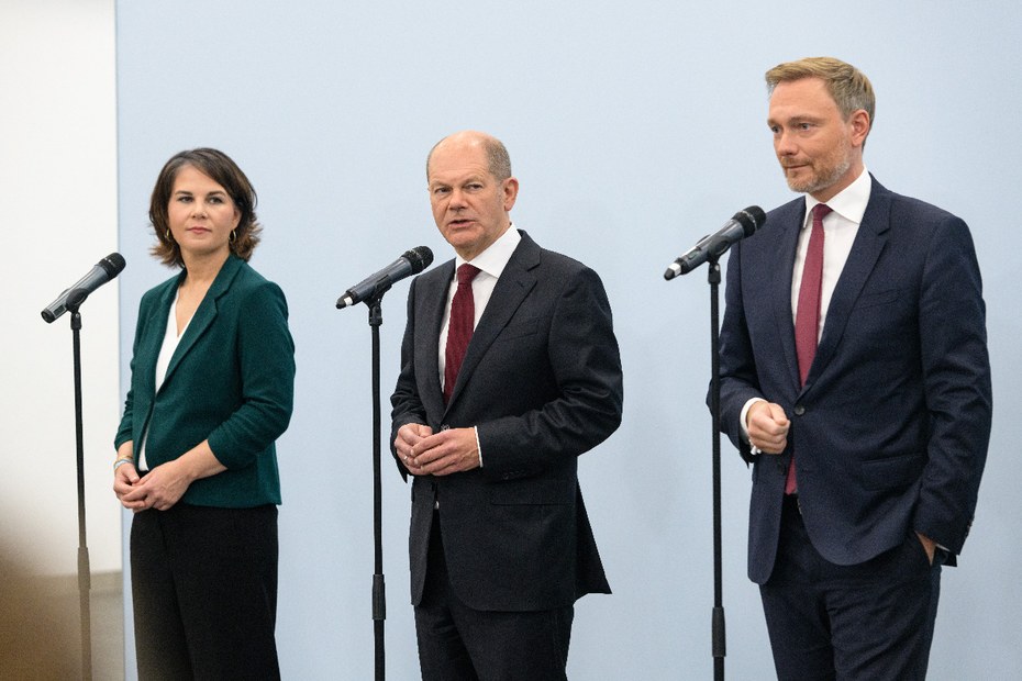 Die Parteivorsitzende der Grünen, Annalena Baerbock, Olaf Scholz von der SPD und FDP-Chef Christian Lindner geben nach der letzten Runde der Sondierungsgespräche am 15. Oktober 2021 in Berlin eine Presseerklärung ab.