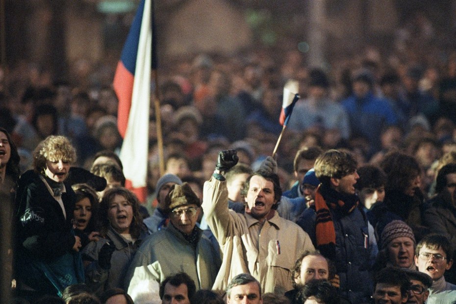 Junge tschechoslowakische Studenten rufen im Dezember 1989 bei einer Protestkundgebung auf dem Wenzelsplatz in Prag zur Unterstützung von Vaclav Havel als Präsidentschaftskandidat auf.