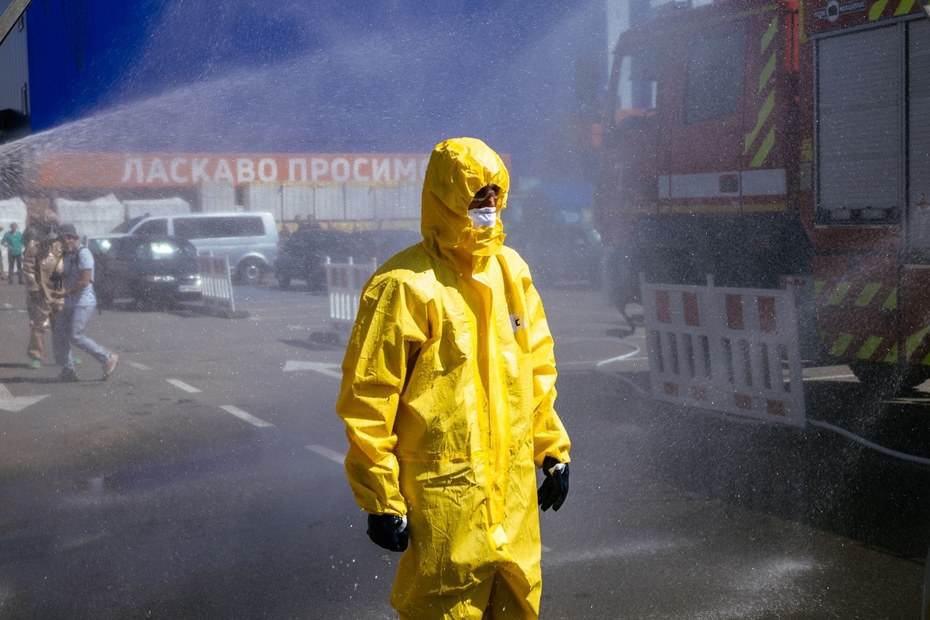 Ein Sanitäter des ukrainischen Katastrophenschutzministeriums nimmt am 17. August 2022 an einer Übung für den Fall eines möglichen nuklearen Zwischenfalls im Atomkraftwerk Saporischschja teil