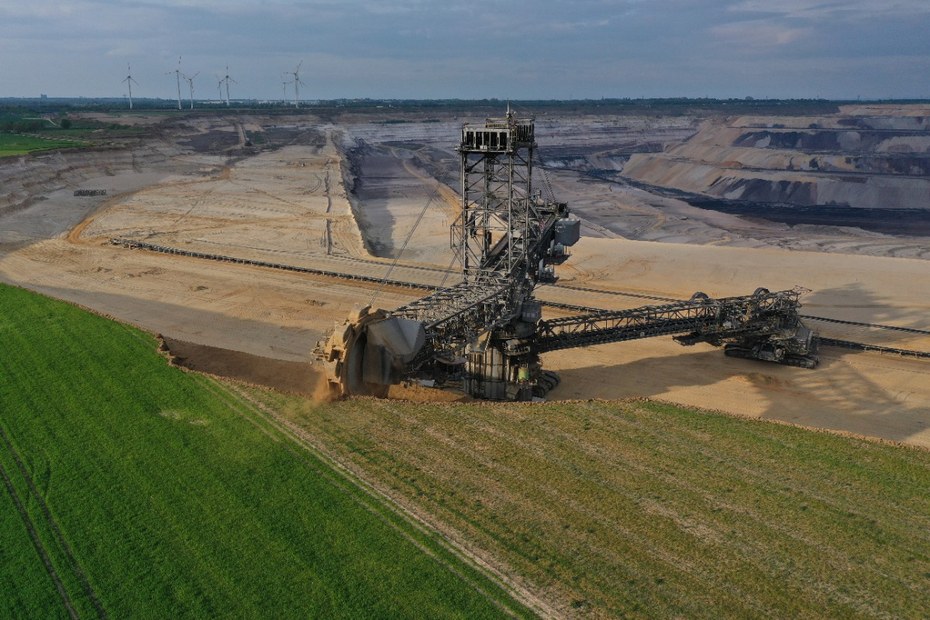 Ein Schaufelbagger trägt zur Erweiterung des Braunkohletagebaus Garzweiler die oberste Boden- und Sandschicht von ehemaligen Ackerflächen ab. Garzweiler beliefert das Kohlekraftwerk Neurath, das nach Daten aus dem Jahr 2020 der zweitgrößte CO2-Emittent Europas ist.