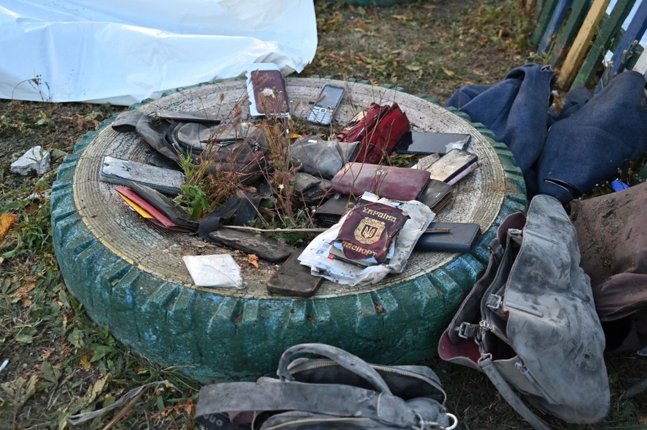 Persönliche Gegenstände derjenigen, die dem russischen Anschlag auf das ukrainische Dorf Groza am 5. Oktober 2023 zum Opfer fielen