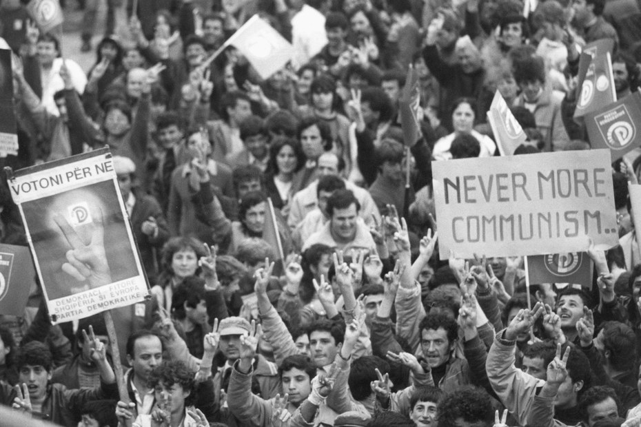 Zahlreiche Anhänger:innen der Demokratischen Partei nehmen am 29. März 1991 – Vorabend der ersten freien Wahlen in Albanien – an einer Massenkundgebung auf dem Universitätscampus in Tirana teil.