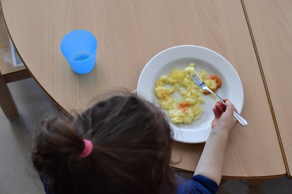 Nicht selbstverständlich: Mehr als 2,8 Millionen Kinder wachsen in Deutschland in Armut auf, fast 100.000 müssen täglich auf eine warme Mahlzeit verzichten