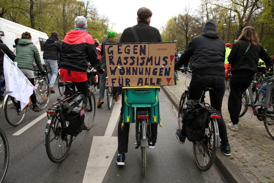 Demonstrant:innen in Berlin gegen hohe Mieten und Gentrifizierung in der Hauptstadt