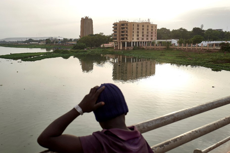 Ein Junge blickt auf Bamako, die Hauptstadt Malis