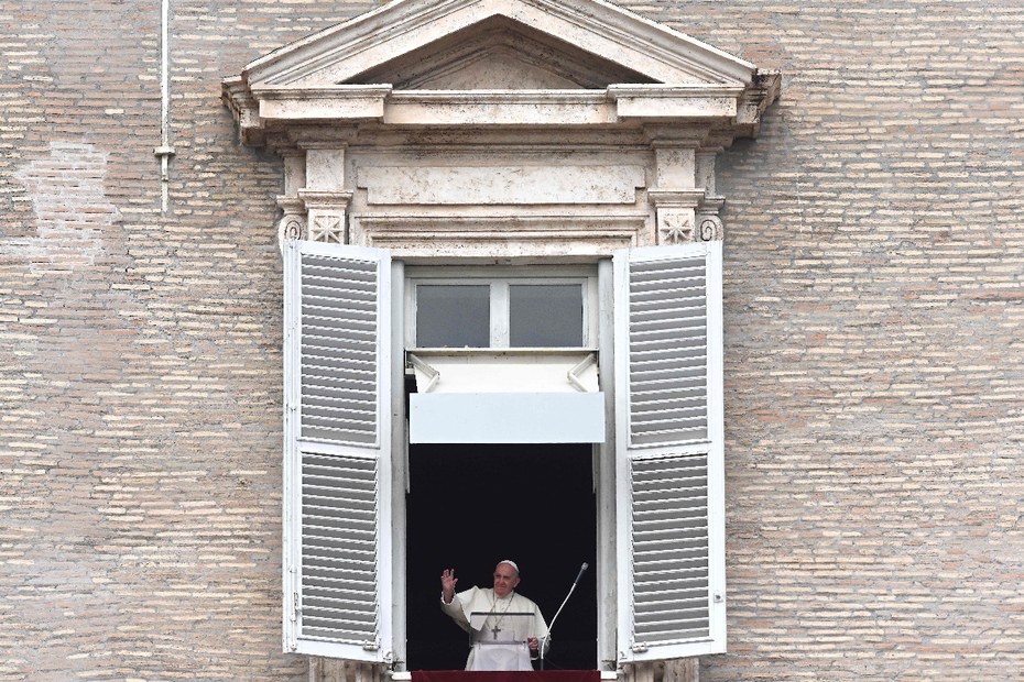 Papst Franziskus winkt während des wöchentlichen Angelusgebets im Vatikan aus dem Fenster des Apostolischen Palastes mit Blick auf den Petersplatz