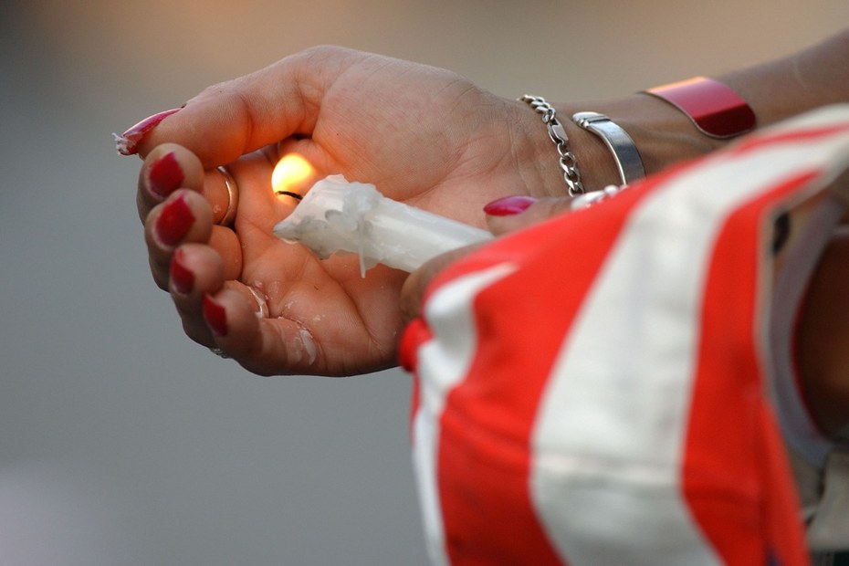 Eine Frau entzündet eine Kerze im Rahmen einer Zeremonie ein Jahr nach den Anschlägen auf das World Trade Center – dem Auftakt von Amerikas „Krieg gegen den Terror“.