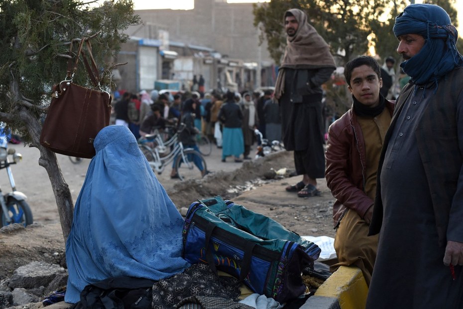 Händer:innen auf einem Markt in der Darwaza-e-Kandahar in Herat, Afghanistan.