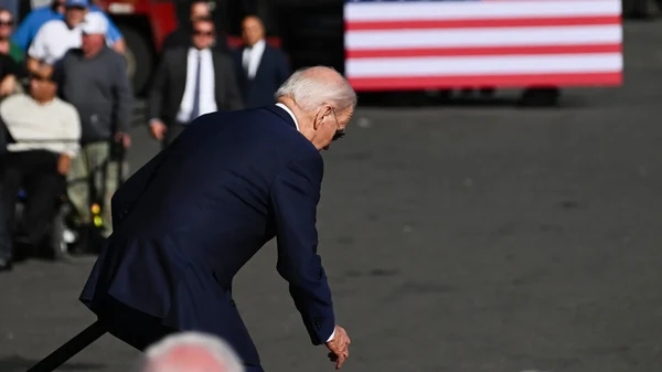 Ein stolpernder Joe Biden: Im Verlauf seiner Amtszeit traten zunehmend Hinweise auf gesundheitliche Beeinträchtigungen zutage