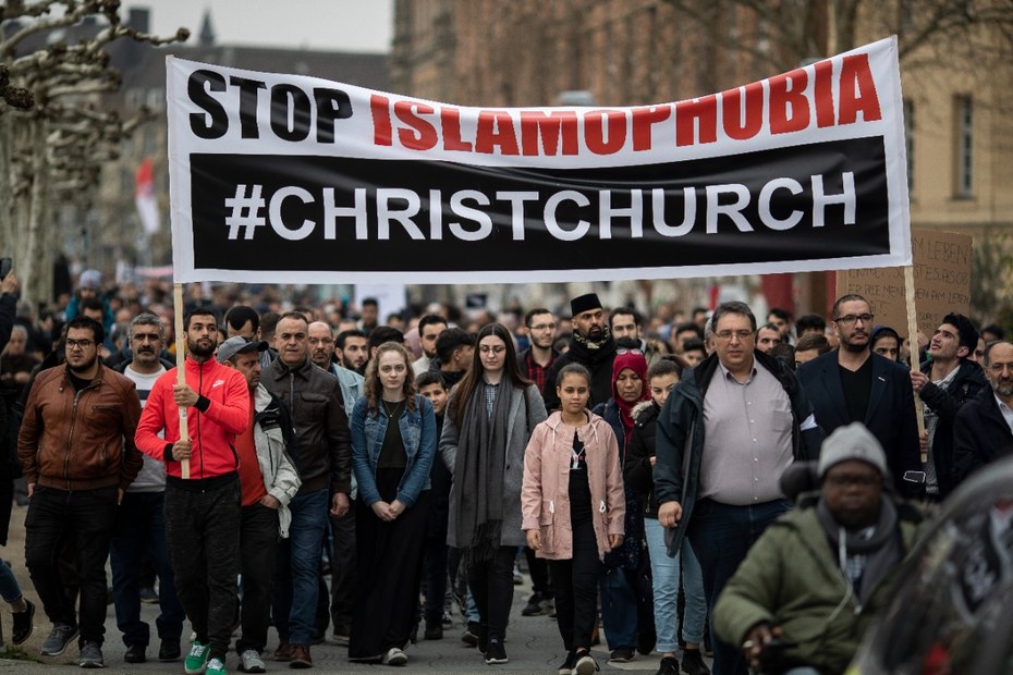 Düsseldorf (2019): Muslim:innen und Besucher:innen während eines stillen Gedenkmarsches an die Opfer von Christchurch