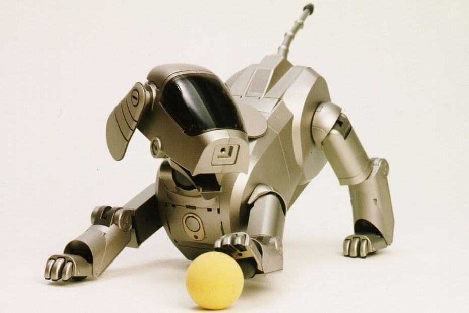 Bereits im Jahr 1999 kündigt Sony die Markteinführung des hundeförmigen autonomen Roboters „Aibo“ an, der Emotionen ausdrücken und mit Hilfe künstlicher Intelligenz auf externe Reize reagieren kann.